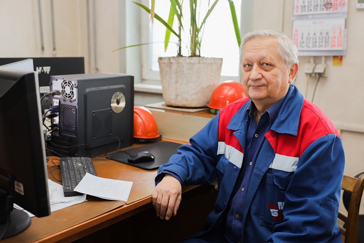 Его «слушается» печь