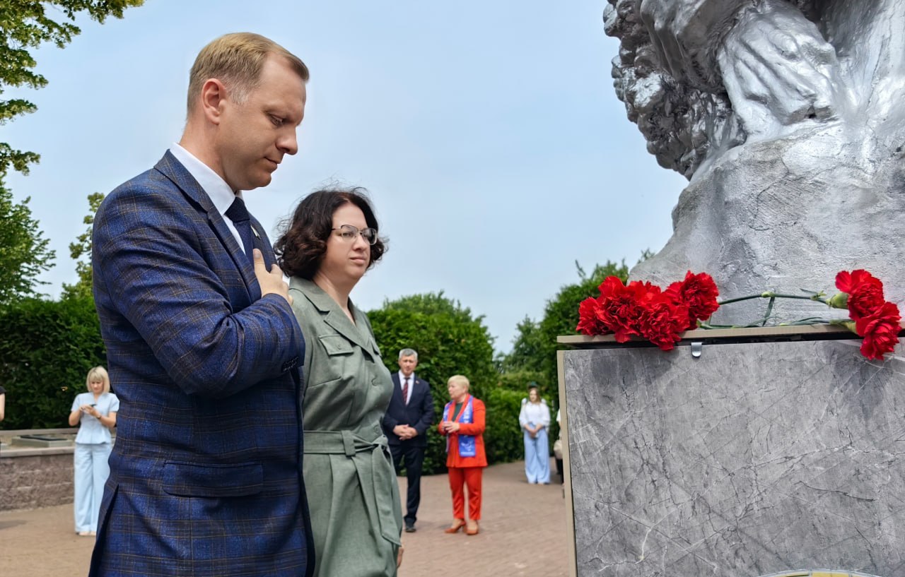   Им, подарившим нам свободу…